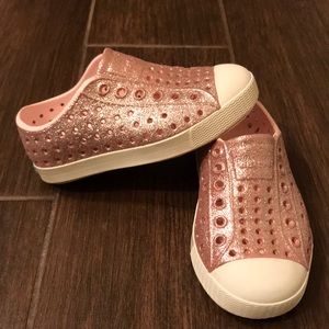Native Jefferson Girls Pink Glitter Size 7 Toddler